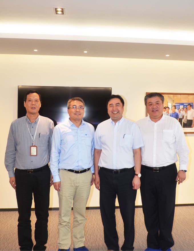 趙振元同志、何平書記與上海寶冶集團(tuán)董事長王石磊、總經(jīng)理陳剛親切合影.jpg