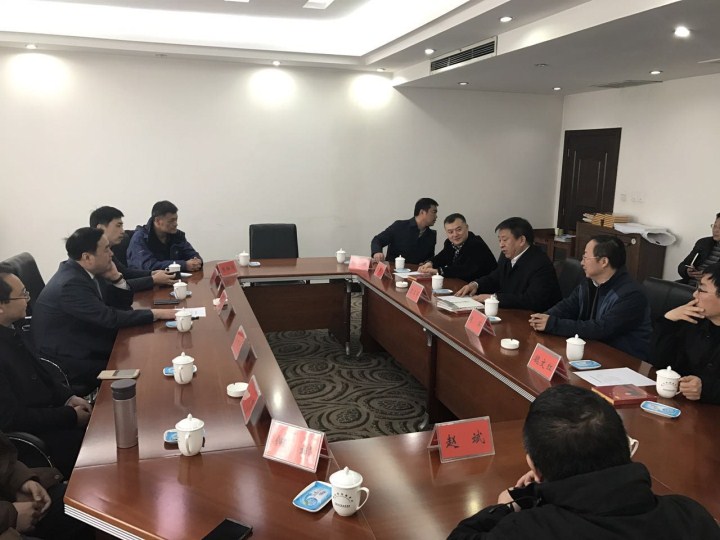 11-鞏義市委書記袁三軍、市人大主任李明楨、市政協(xié)主席談得勝、市委常委、市委辦主任朱軍、副市長劉軍杰、鞏東新區(qū)副主任劉亞濤等與太極實業(yè)董事長、十一科技法人代表趙振元、余才志、陳昌、何斌、趙斌、張松濤、趙遠(yuǎn)遠(yuǎn)、魏靜等會談.jpg