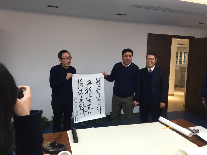 5-趙振元同志與愛德公司總經(jīng)理鄒克，首席顧問崔永祥親切合影.jpg
