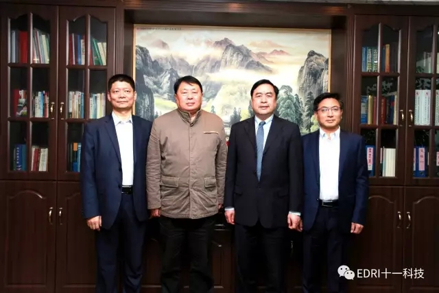 9-趙振元與叢亞?wèn)|、王鵬程、劉成江在辦公室親切合影.webp.jpg