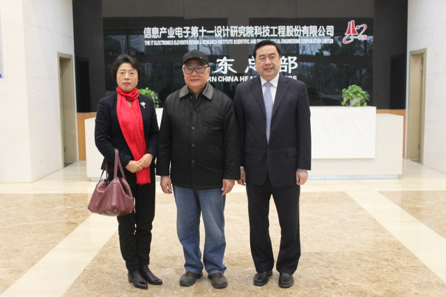7-趙振元董事長與無錫新能源商會(huì)徐慧絹會(huì)長、原無錫市政協(xié)主席貢培興親切合影.jpg