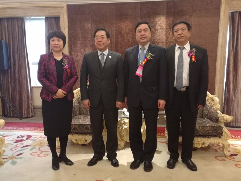 9-趙振元與袁三軍（右一）、孫淑芳（左一）、李中航（左二）親切合影.jpg