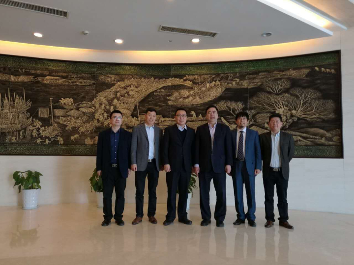 9-趙振元、周安舉、賀奎田、郭明偉與與中天集團(tuán)總裁薛馳、中天科技新能源產(chǎn)業(yè)鏈總經(jīng)理曹紅彬親切合影.jpg