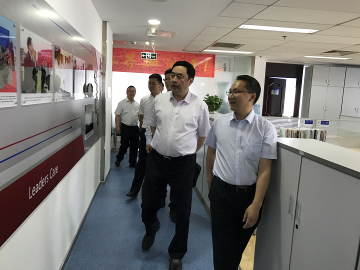 11-趙院長同志參觀天津分院辦公室，并親切看望分院的同志們.jpg
