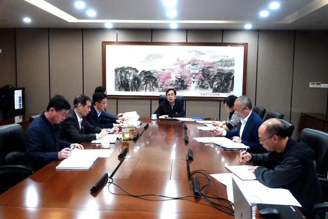 趙振元在黨委中心組學(xué)習二十大報告會上提出三個工作要點：第一堅持十年來的正確路線；第二開啟新的一百年征程；第三堅持電子和新能源領(lǐng)域外開辟更多新的賽道_副本.png